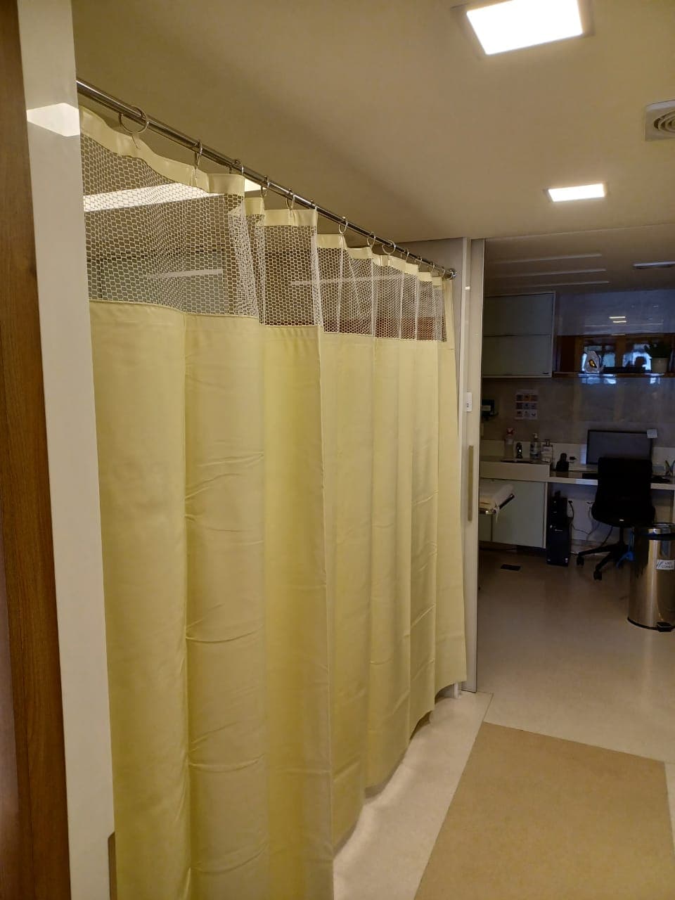 Cortina de leito hospitalar com trilho deslizante — atendimento em Montes Claros